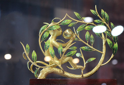 珐琅首饰 绚丽色彩下的独特工艺与材质解析